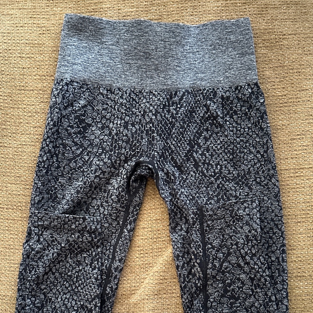 NVGTN Black Speckled Snakeskin Seamless-small